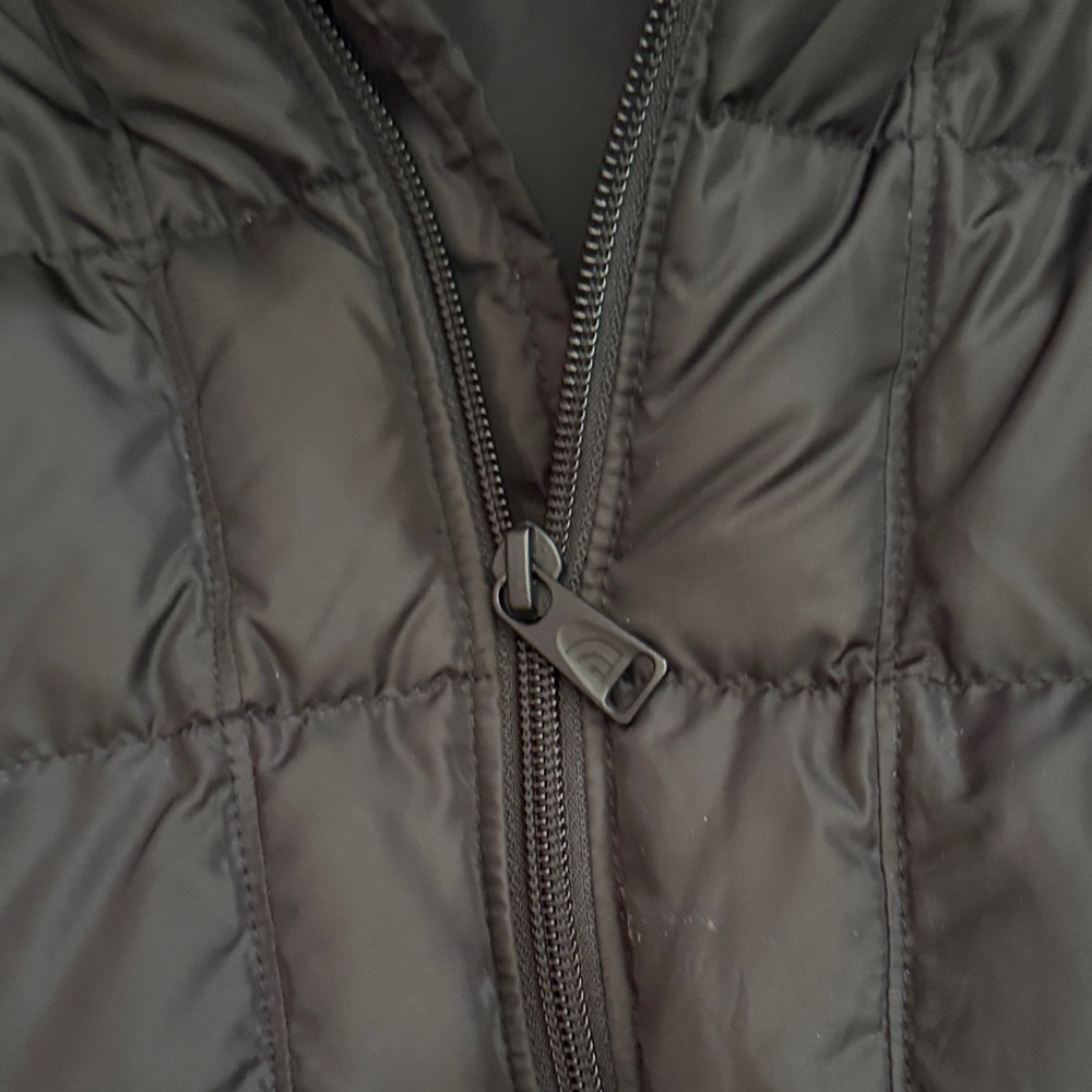 The North Face Women's Classic Black Puffer Jacket - Picture 3 of 9